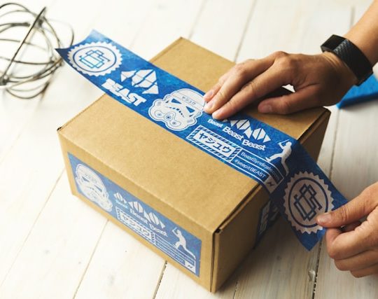 Ontdek de belangrijkste kenmerken van verpakkingstape voor een betrouwbare logistieke strategie