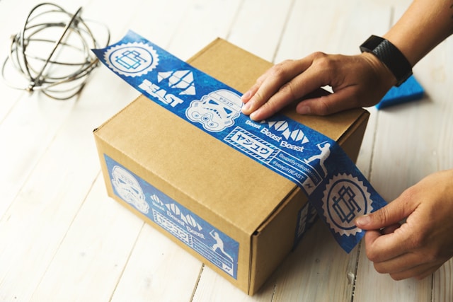 Ontdek de belangrijkste kenmerken van verpakkingstape voor een betrouwbare logistieke strategie
